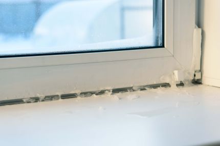 Námraza na okne môže byť nebezpečná. Prečo vzniká?